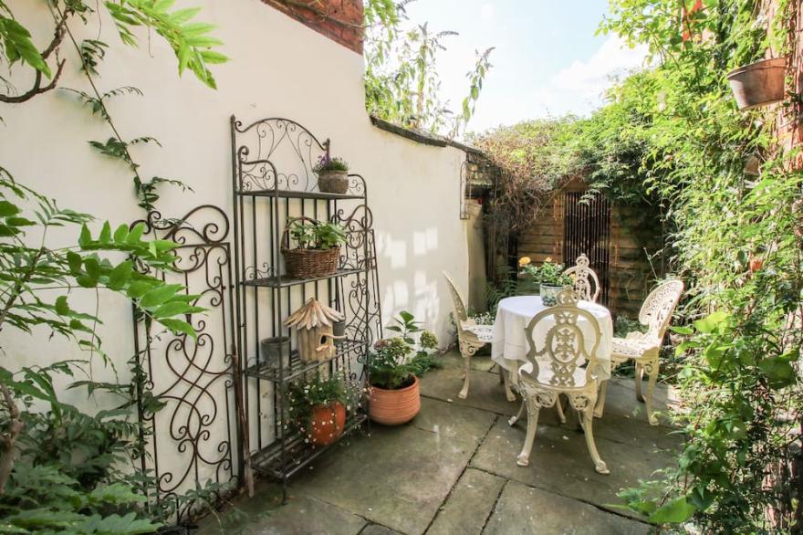 COBBLERS COTTAGE, Pet Friendly In Whitchurch