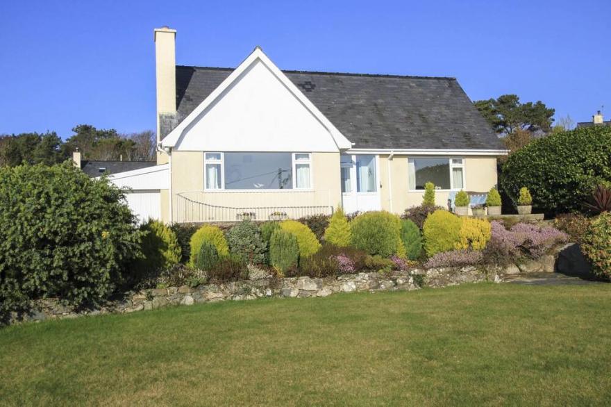 GARNEDD LWYD, family friendly, with a garden in Llanfair