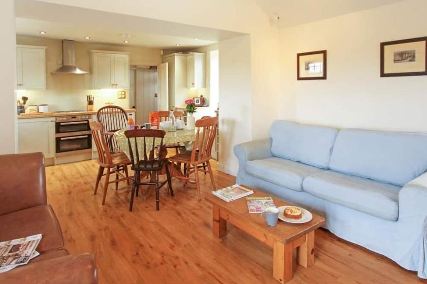 TY CAPEL BRYNTWROG, pet friendly, with open fire in Bryntwrog