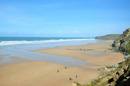 LUXURY APARTMENT PORTH, SLEEPS 4, SEA VIEWS OVERLOOKING WHIPSDERRY BEACH