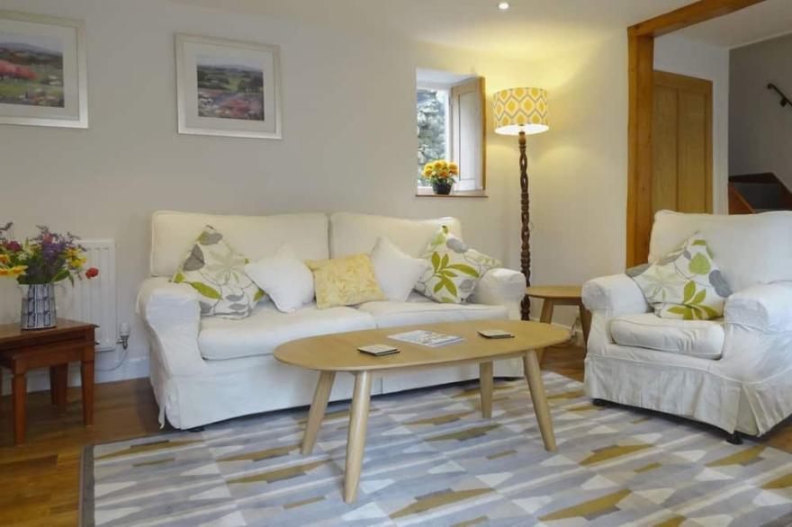 FIDDLESTICKS COTTAGE, pet friendly in Beaminster