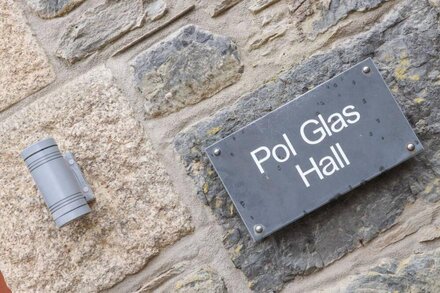 POL GLAS HALL, pet friendly, luxury holiday cottage in Mullion