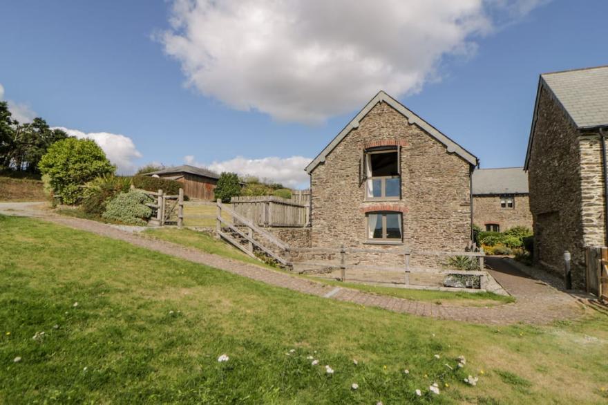 WHISTLEY BARN, pet friendly, character holiday cottage in Blackawton