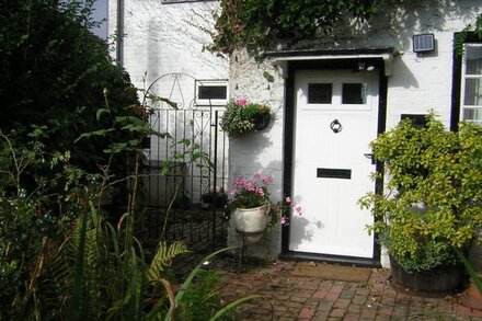 Spacious & Comfortable Cottage-type Accommodation in heart of Cowbeech village