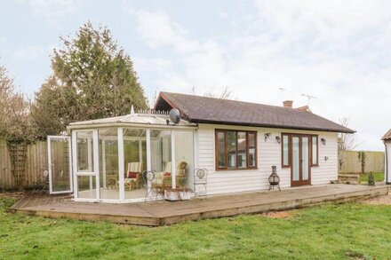 WEST VIEW COTTAGE, pet friendly in Linton, Cambridgeshire