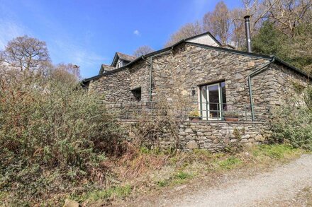 OAK BANK, family friendly, with open fire in Windermere