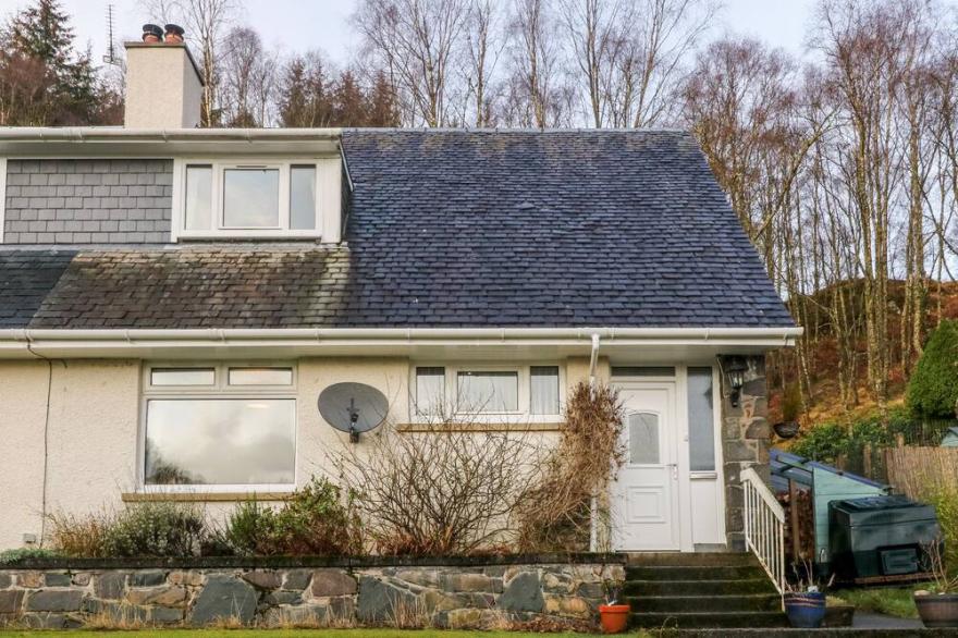 GLENFINGLAS DAM COTTAGE, Pet Friendly, With Open Fire In Callander