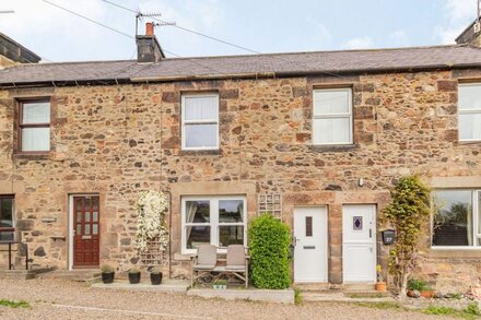 PETH HEAD COTTAGE, pet friendly, character holiday cottage in Wooler