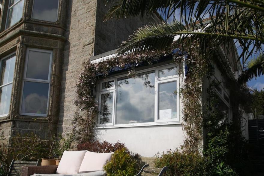 CHANNINGS ST IVES, Sleeps 10-12 Panoramic Sea Views and Parking