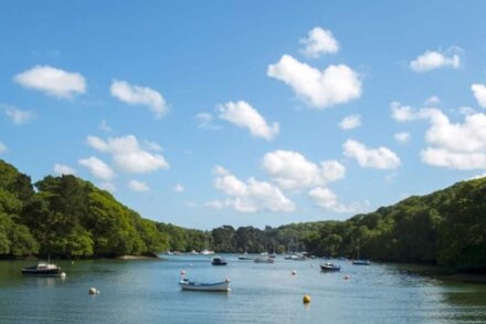 Stylish Cornish waterside cottage on the SW coast path