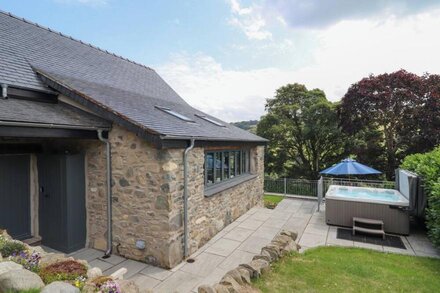 YSGUBOR TYDDYN ISAF, family friendly, with hot tub in Derwen