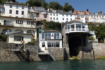 Stunning waterfront apartment in Dartmouth, water access, wifi, mooring