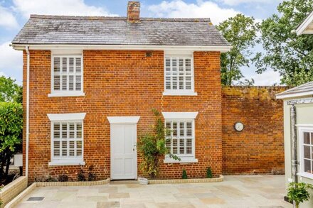 Toppesfield Hall Luxury Cottage with Hot Tub