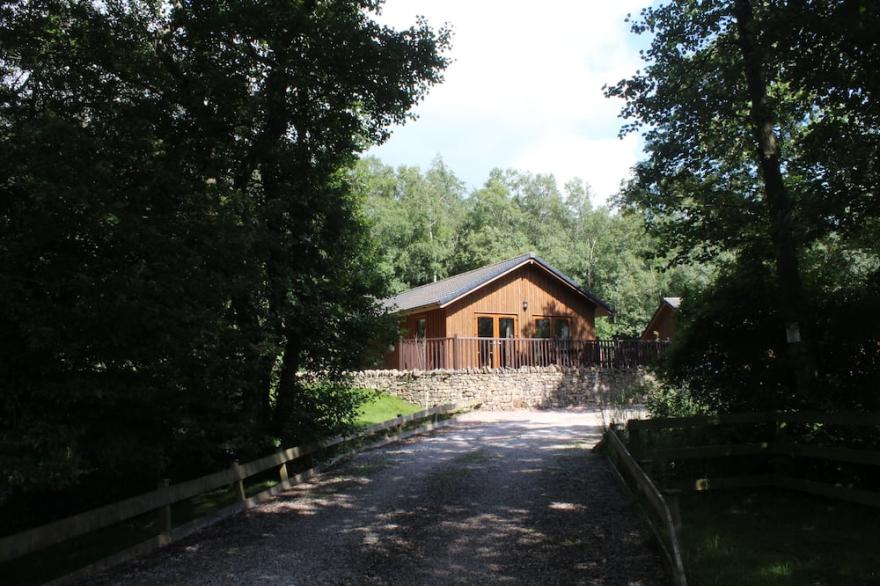 Beautiful Timber Lodge, Nestled In Tranquil Wildlife Haven With Mountain Views.