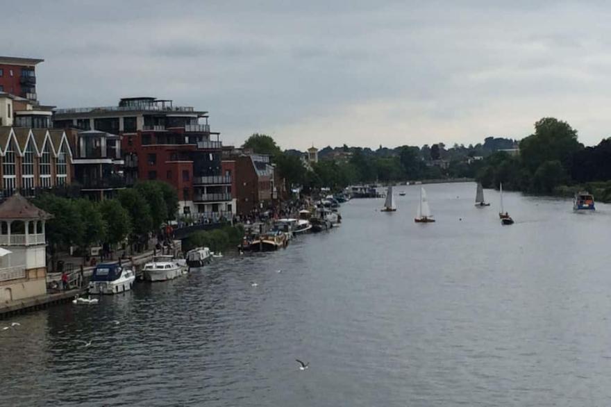 Hampton Court Lodge - Beautiful 2 storey apartment 10 mins walk from Palace