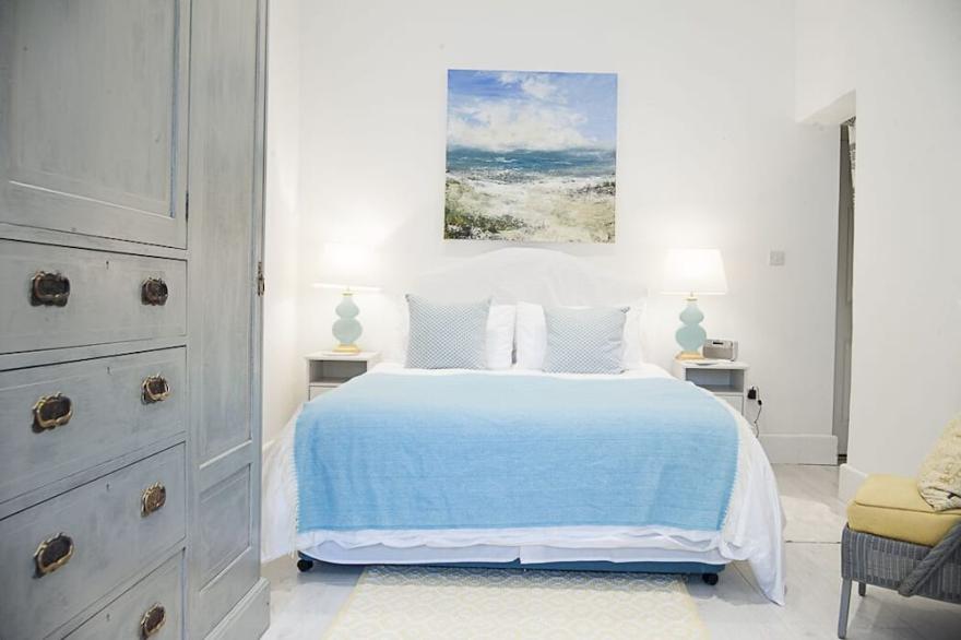 Hampton Court Lodge - Beautiful 2 storey apartment 10 mins walk from Palace