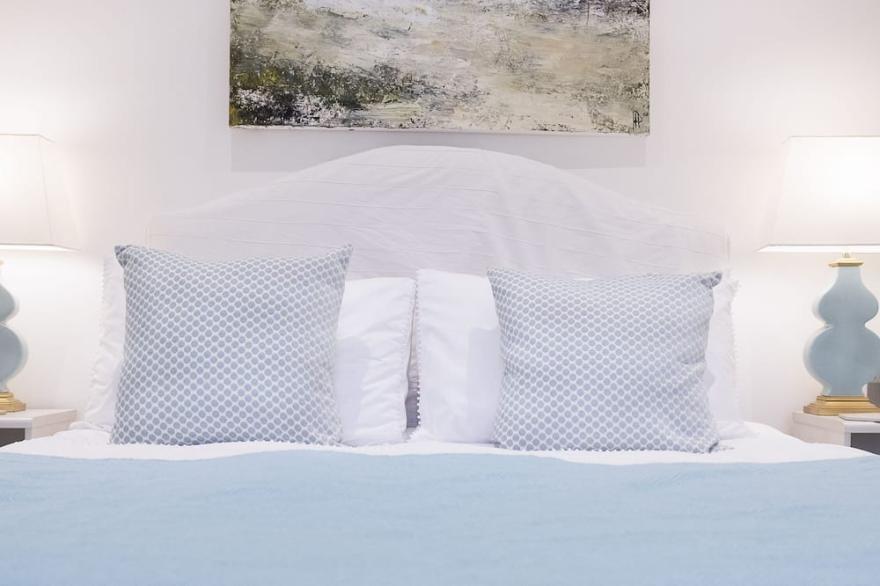 Hampton Court Lodge - Beautiful 2 storey apartment 10 mins walk from Palace