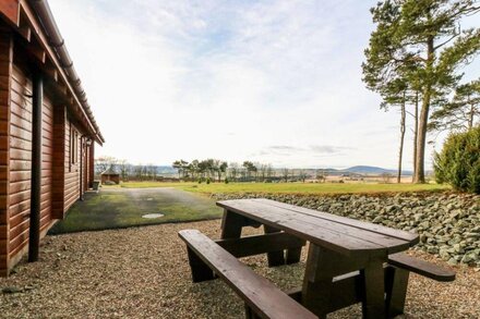 OAK LODGE, pet friendly, country holiday cottage in Aberchirder