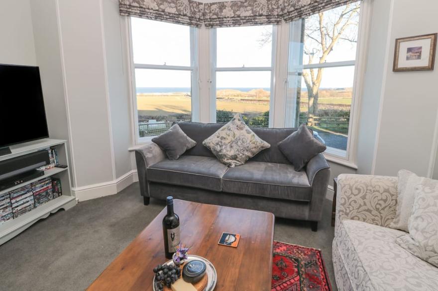 WHINSTONES AT 4 THE VILLAS, Pet Friendly, With Open Fire In Embleton