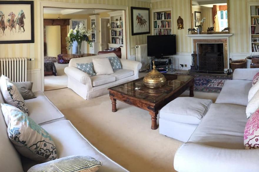 Historic country house with grass tennis court - ideal for entertaining