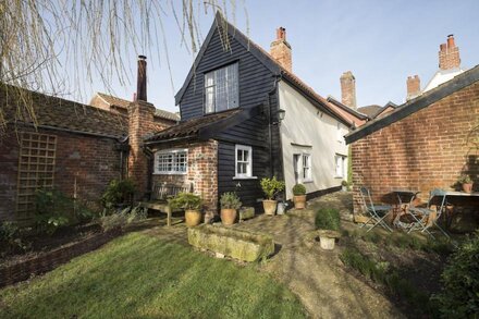 Charming 15th century cottage in elegant and historic Hingham