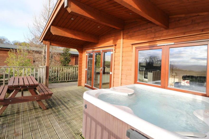 MOUNTAIN VIEW, pet friendly, with hot tub in Rhayader