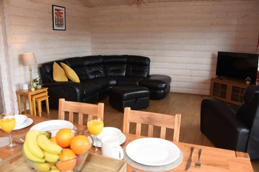SUNNY VIEW, pet friendly, with hot tub in Rhayader