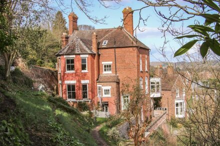 RIVERVIEW APARTMENT, character holiday cottage in Bridgnorth