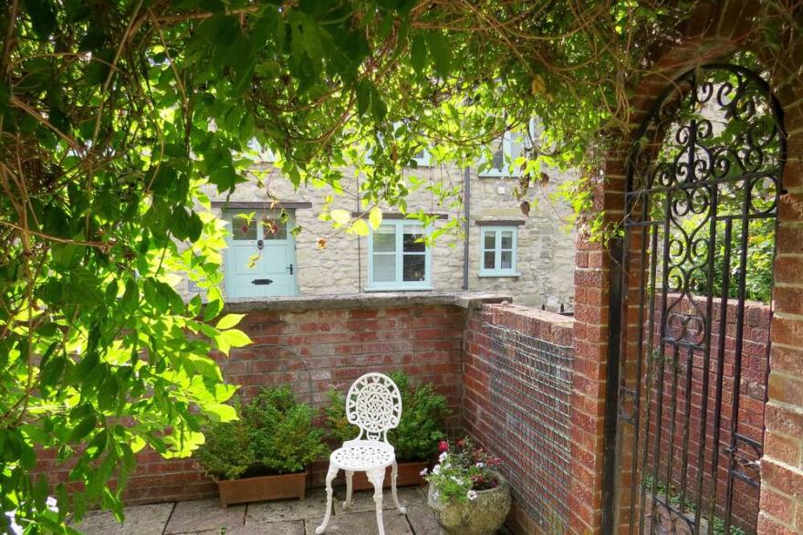 PRETTY COTTAGE IN THE HEART OF SHAFTESBURY WITH PARKING