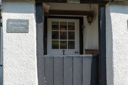 A gorgeous 400 year old thatched cottage 60m from the beach