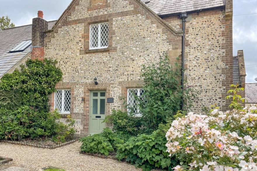 THE OLD SCHOOL HOUSE, pet friendly, with open fire in Piddletrenthide