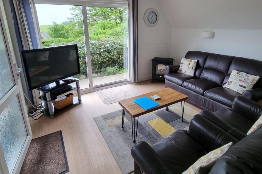 Private front patio and rear garden with WiFi