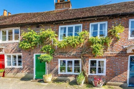 Picturesque cottage in the heart of Arundel sleeps 4/5