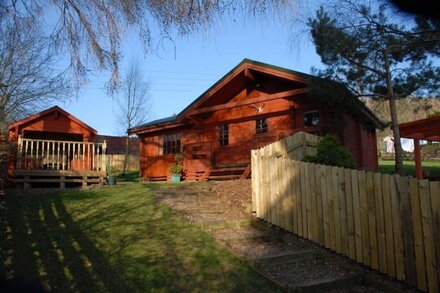 Beautiful Log Chalet with indoor sauna and private outdoor covered hot tub