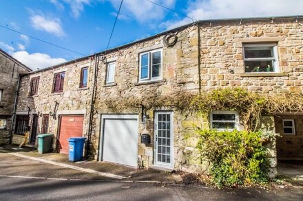 3 THE OLD TANYARD, pet friendly in Ingleton