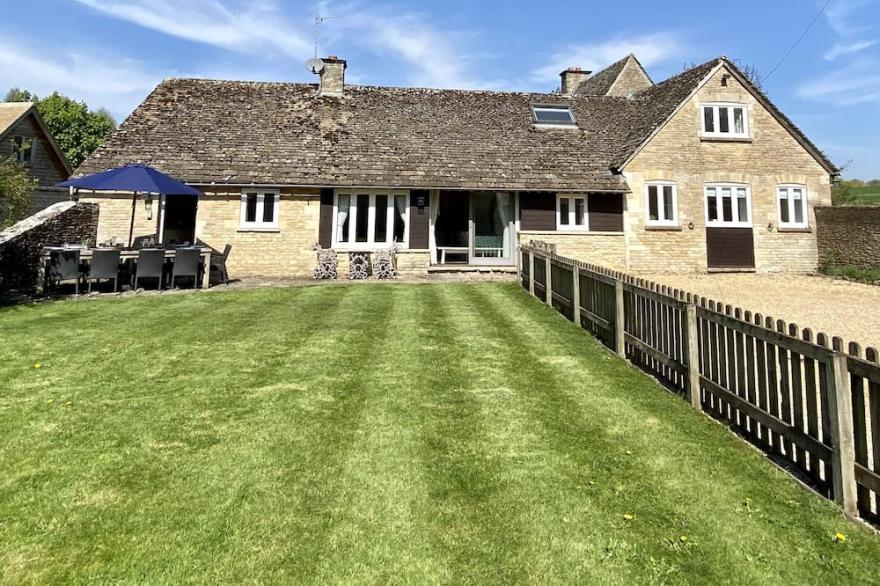 This stunning 6 bedroom Cotswold Barn is the ideal Country getaway. Sleeps 11-14