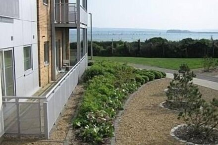 Visit England  4* Rated Apartment With Sea Views direct access to local beach