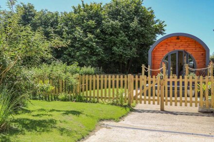 FILBERT POD, pet friendly, with hot tub in Arundel, West Sussex