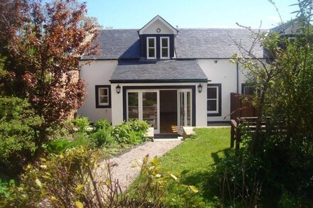 Luxury cottage with garden and parking in the heart of the village.  Sleeps 8.