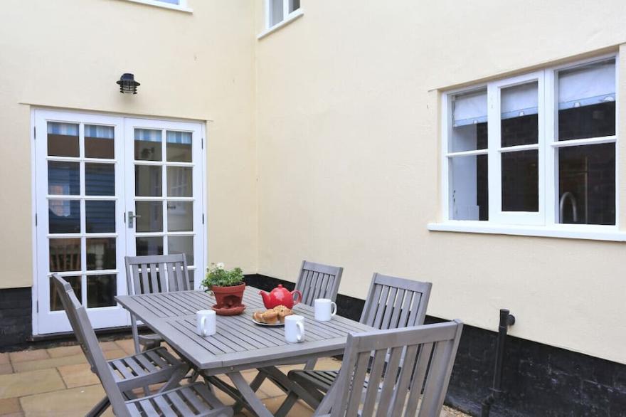 Sandcastle Cottage - Three Bedroom House, Sleeps 6