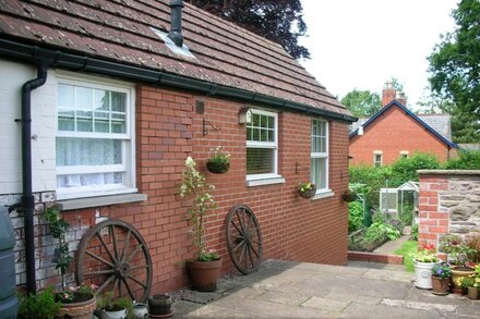 Comfortable, pet friendly accommodation a short walk from Hay-on-Wye.