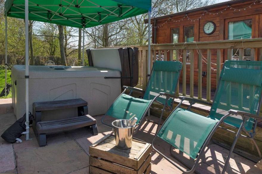Log cabin with hot tub , dog friendly. ideal for walkers or a romantic break