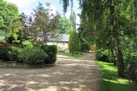 Canalside cottage situated on edge of Wilmcote village