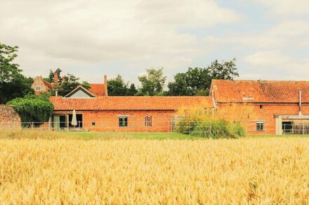 Quaker Barn is a 5* family and dog-friendly cottage in rural North Norfolk