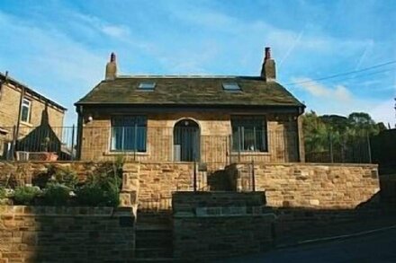 Eastholme Cottage, Holmfirth.  Short walk to village centre in lovely setting