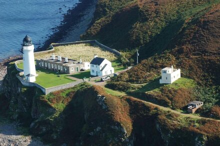 Secluded island hideaway for 2 with panoramic sea views