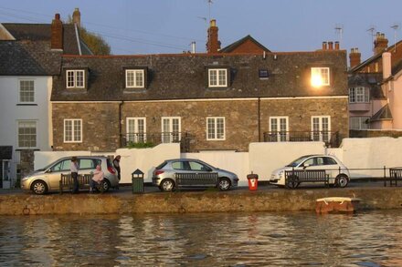 Two Bedroom Waterside Cottage With Balcony And Magnificent Views Of The Estuary