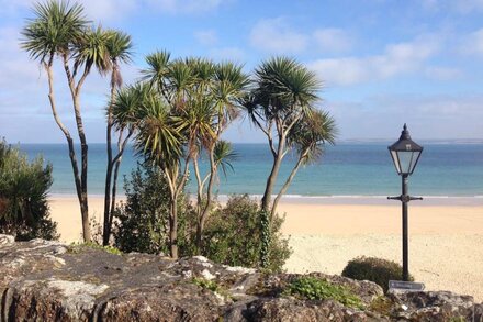 Seaforth Seaside Apartment Sleeps 4 in St Ives.<br> 1 mins walk to the seafront