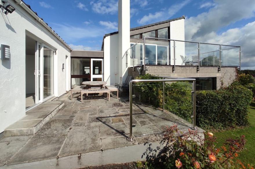 Modern 5 Bedroom House, Large Private Pool, Private Garden, and Sea View
