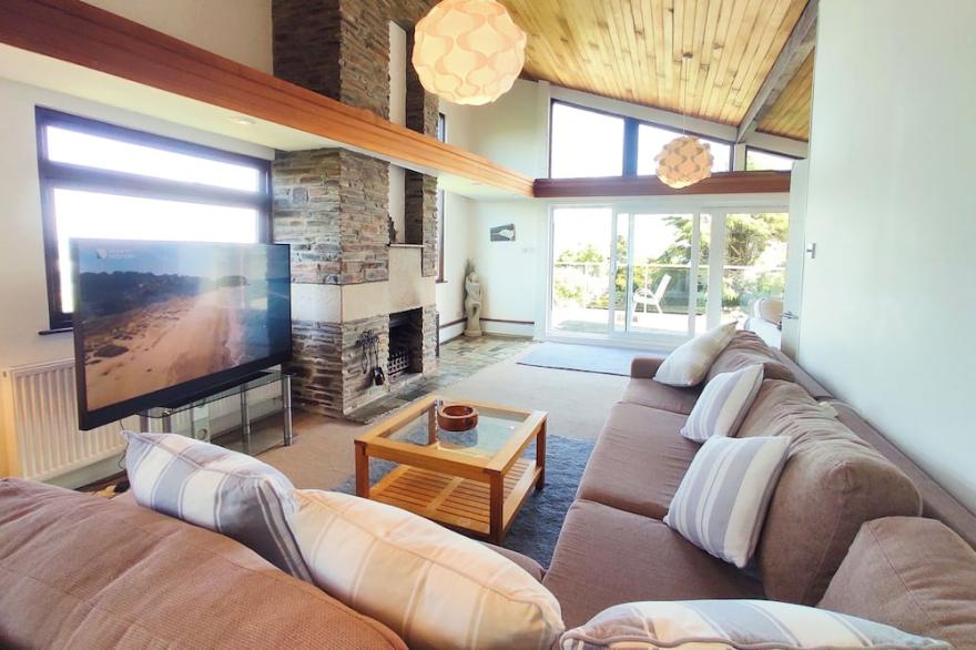 Modern 5 Bedroom House, Large Private Pool, Private Garden, and Sea View